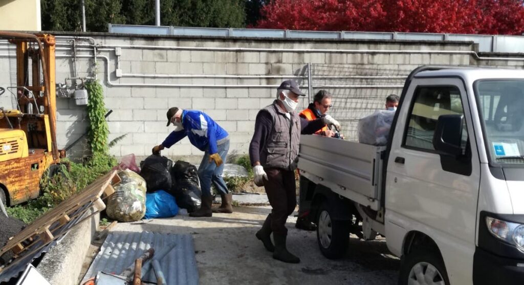 Consegna sacchi rifiuti presso ecostazione di capiago intimiano