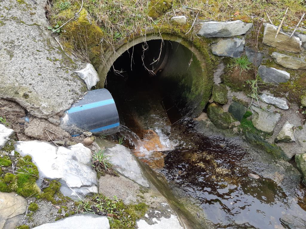 Scarico delle acque dal laghetto al torrente Roggia