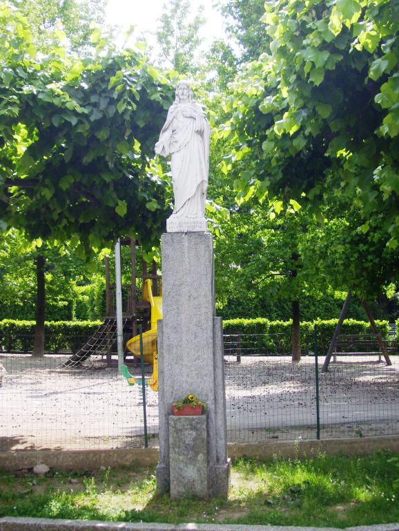 Sacro Cuore nei giardini delle scuole di Capiago